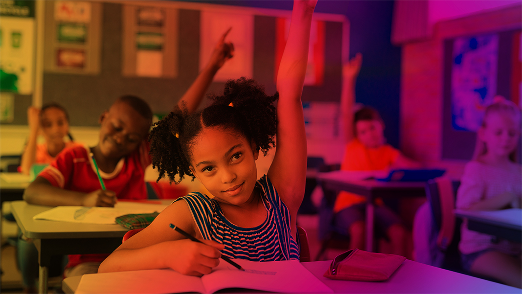 Trabajadores jóvenes manifiestan menor compromiso laboral y mayor agotamiento que los próximos a jubilar